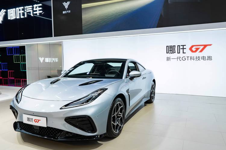 深圳195哪吒汽车在智能汽车领域的表现，领途汽车在新能源汽车市场中的影响力